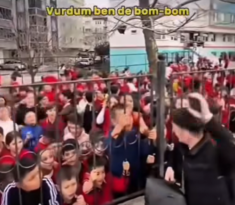 FATSA’DA İLKOKUL BAHÇESİNDE SÖYLENEN ŞARKI TARTIŞMA YARATTI