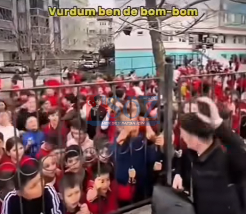 FATSA’DA İLKOKUL BAHÇESİNDE SÖYLENEN ŞARKI TARTIŞMA YARATTI