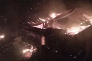 ASLANCAMİ’DE AHŞAP EV ALEVLERE TESLİM OLDU