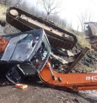 AYBASTI İLÇEMİZDE KORKUTAN KAZA : İŞ MAKİNESİ DEVRİLDİ