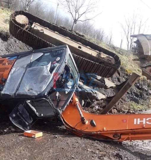 AYBASTI İLÇEMİZDE KORKUTAN KAZA : İŞ MAKİNESİ DEVRİLDİ