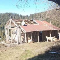 TURNALIK YAYLASI’NDA FIRTINA ÇATILARA ZARAR VERDİ