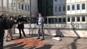 CHP’Lİ ADIGÜZEL’DEN TMO ÖNÜNDE FINDIK PROTESTOSU