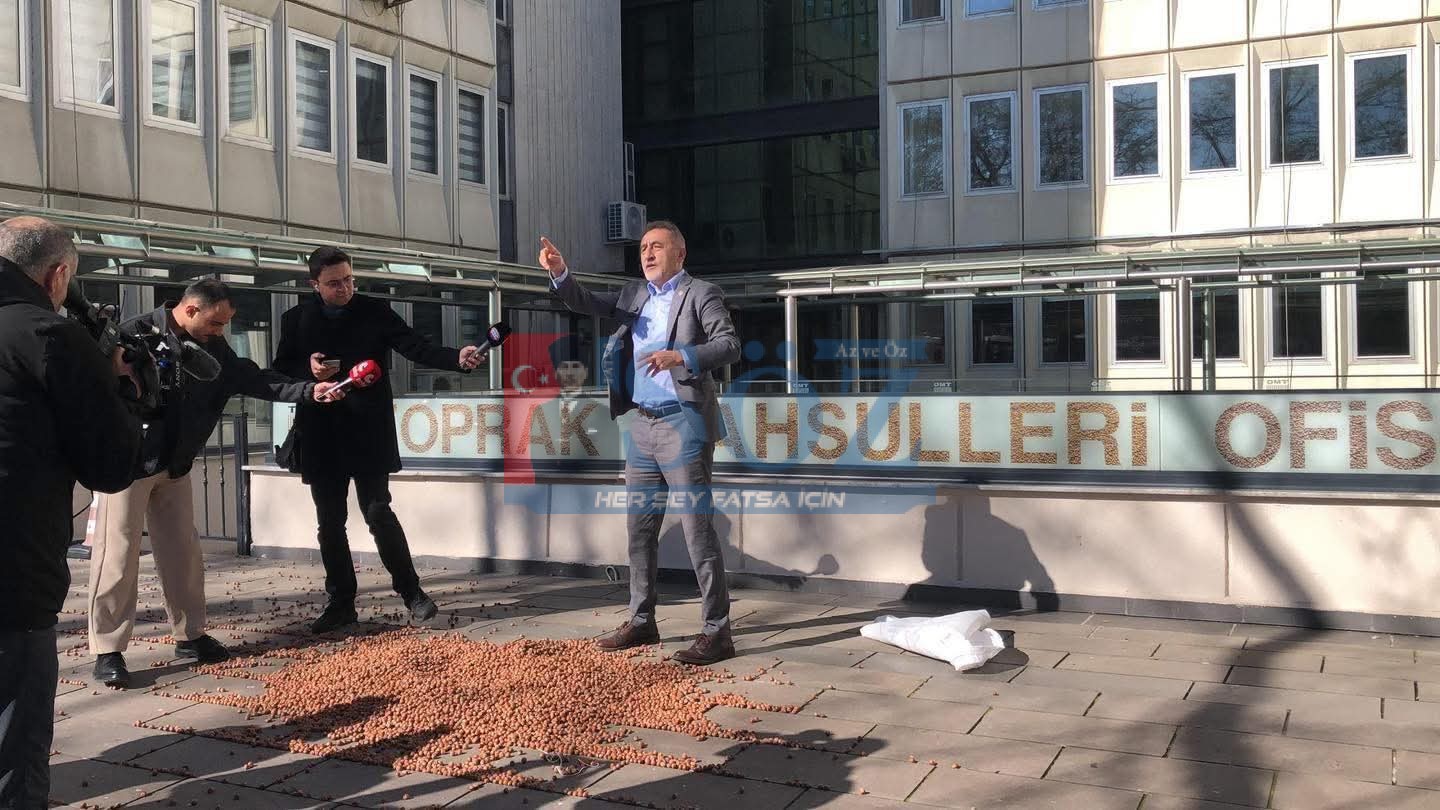 CHP’Lİ ADIGÜZEL’DEN TMO ÖNÜNDE FINDIK PROTESTOSU