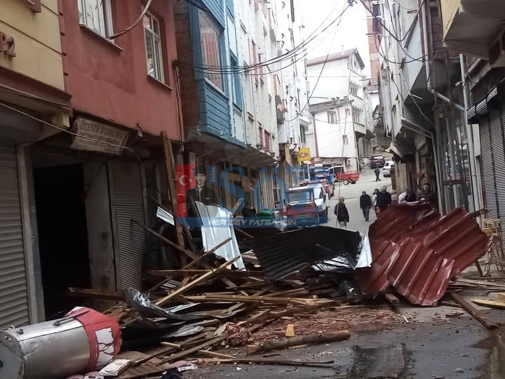 KORGAN’DA ŞİDDETLİ RÜZGÂR ÇATI UÇURDU