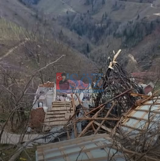 MESUDİYE’DE FIRTINA EVİ YIKTI: 4 KİŞİ SON ANDA KURTARILDI