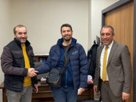 FATSALI GENÇLERDEN ÖRNEK DAVRANIŞ: İKİ GENÇ ARKADAŞ YERDE BULDUKLARI 9 BİN TL’Yİ SAHİBİNE ULAŞTIRDI