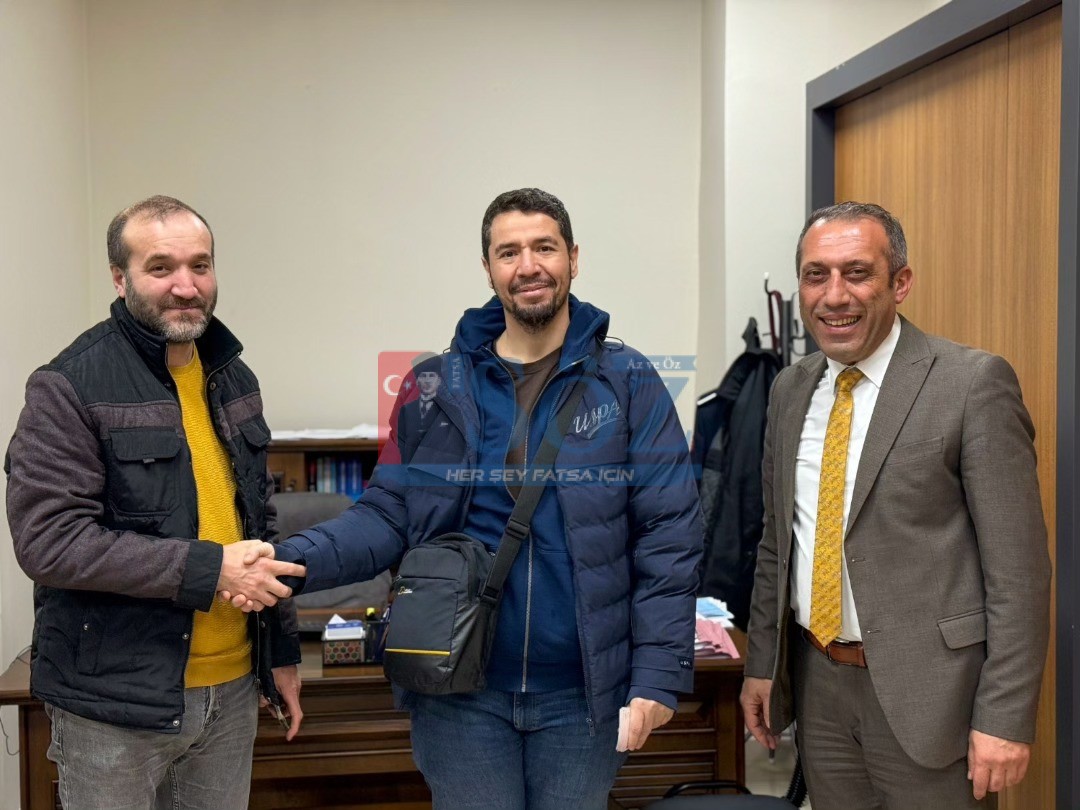 FATSALI GENÇLERDEN ÖRNEK DAVRANIŞ: İKİ GENÇ ARKADAŞ YERDE BULDUKLARI 9 BİN TL’Yİ SAHİBİNE ULAŞTIRDI