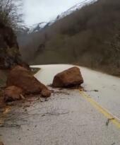 Çatalpınar Yolunda Kaya Tehlikesi