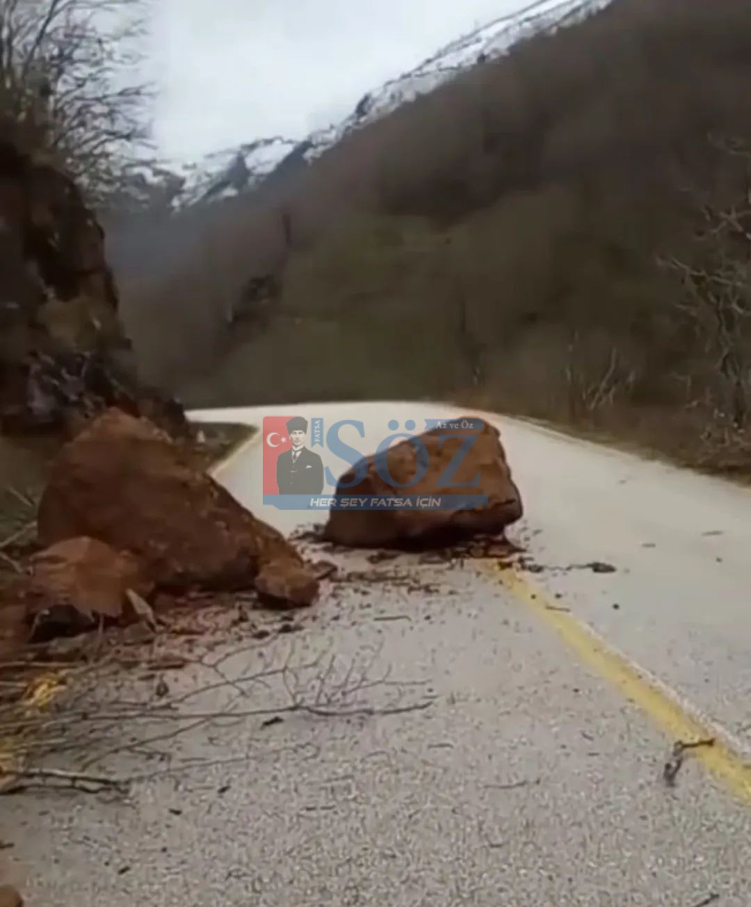 Çatalpınar Yolunda Kaya Tehlikesi