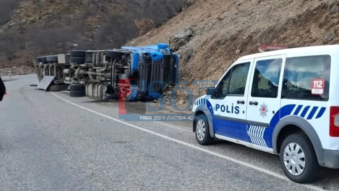 Tır Virajda Devrildi: Ordulu Sürücü Hastaneye Kaldırıldı.