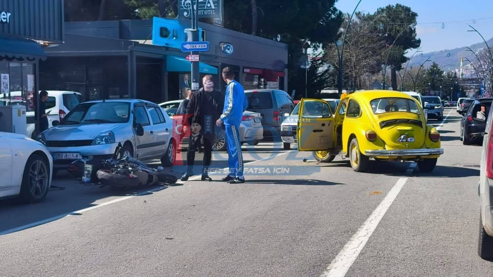 Altınordu’da Motosiklet ile Otomobil Çarpıştı
