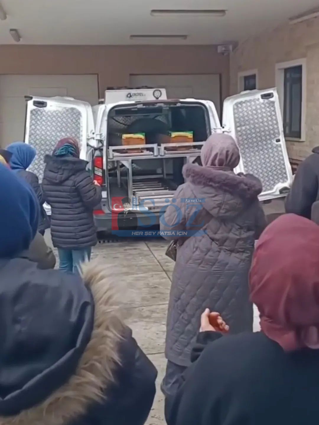 Esra Öğretmen ve Babası Gözyaşlarıyla Uğurlandı