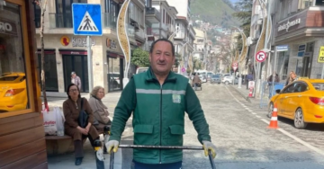 Yolda Buldu, Sahibine Ulaşması İçin Teslim Etti.