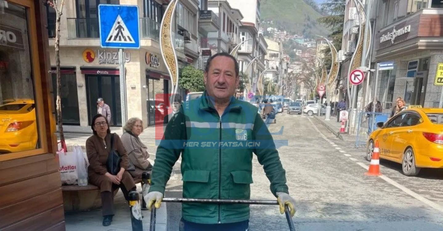 Yolda Buldu, Sahibine Ulaşması İçin Teslim Etti.