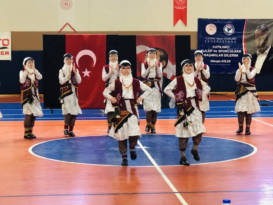 Fatsa temsilcisinin minik dansçıları, geleneksel figürleriyle izleyicileri büyüledi.