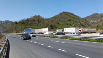 ALTINORDU-FATSA YOLUNDA PANİK! TIRIN DORSESİ YOLA SAVRULDU