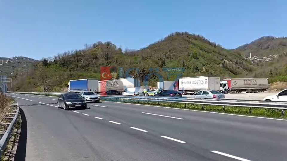 ALTINORDU-FATSA YOLUNDA PANİK! TIRIN DORSESİ YOLA SAVRULDU